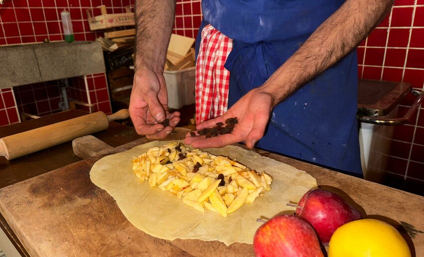 Preparazione dello strudel | © Archivio APT Val di Sole